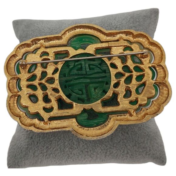 Large Vintage VENDOME Gold Tone Asian Inspired Green Carved Brooch & Earring Set - Picture 12 of 14